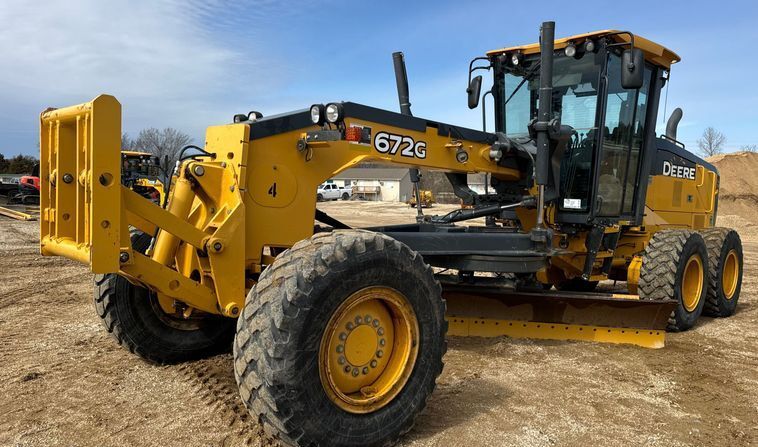 2016 John Deere 672G equipment photo