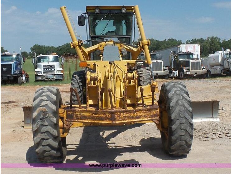 2002 John Deere 770CH Series II equipment photo