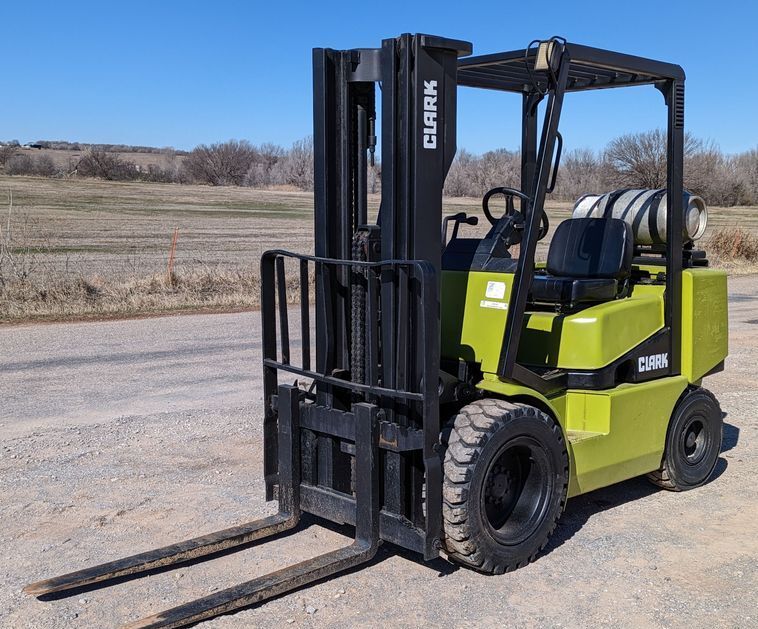 0 Clark CGP30 equipment photo