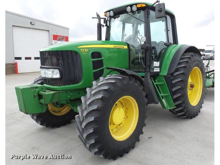 2010 John Deere 7230 equipment photo