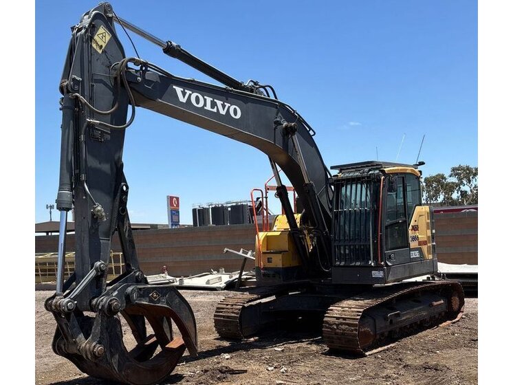 2016 Volvo ECR235EL equipment photo